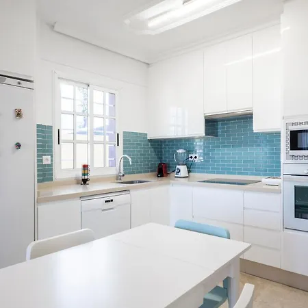 Sea Breezes Apartment *